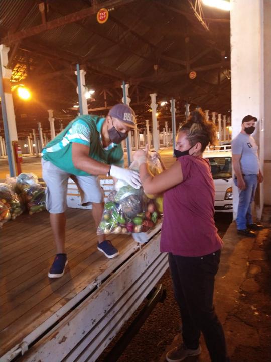 Foto 12 de 15 — Voluntários começam a separação de alimentos; entenda como será a distribuição